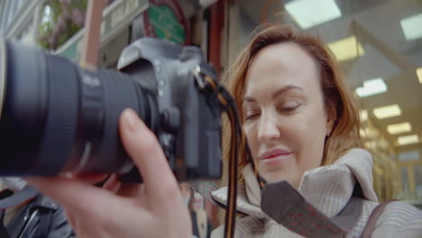 mujer tomando fotos con una cámara en la calle