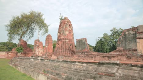 Ayutthayas-Historische-Tempel-Schmücken-An-Einem-Schönen-Tag-Die-Landschaft-Thailands