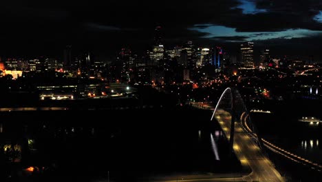 vista aerea del ponte di edmonton walterdale sul fiume saskatchewan settentrionale durante una notte d'estate e lo skyline del centro della città sullo sfondo