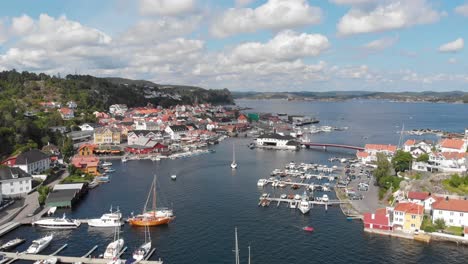 vista aérea escénica del puerto deportivo de la ciudad de kragero, noruega - punto de acceso turístico