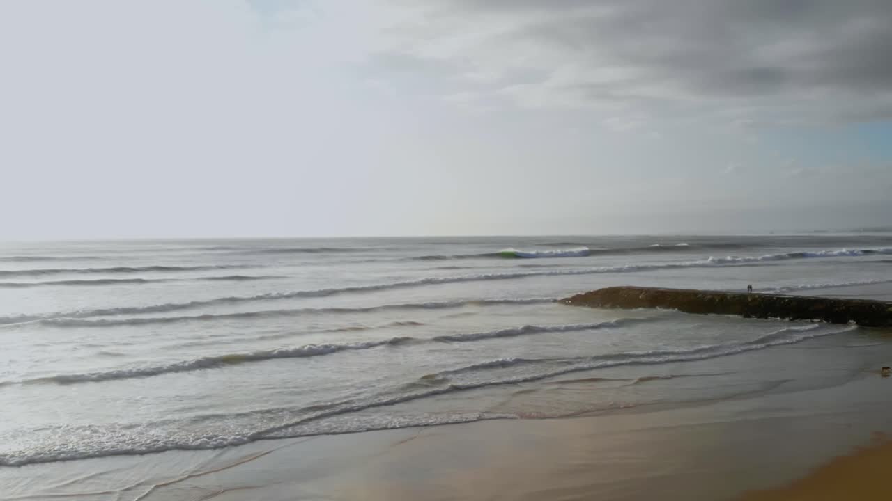 дрон снимает море в португалии.