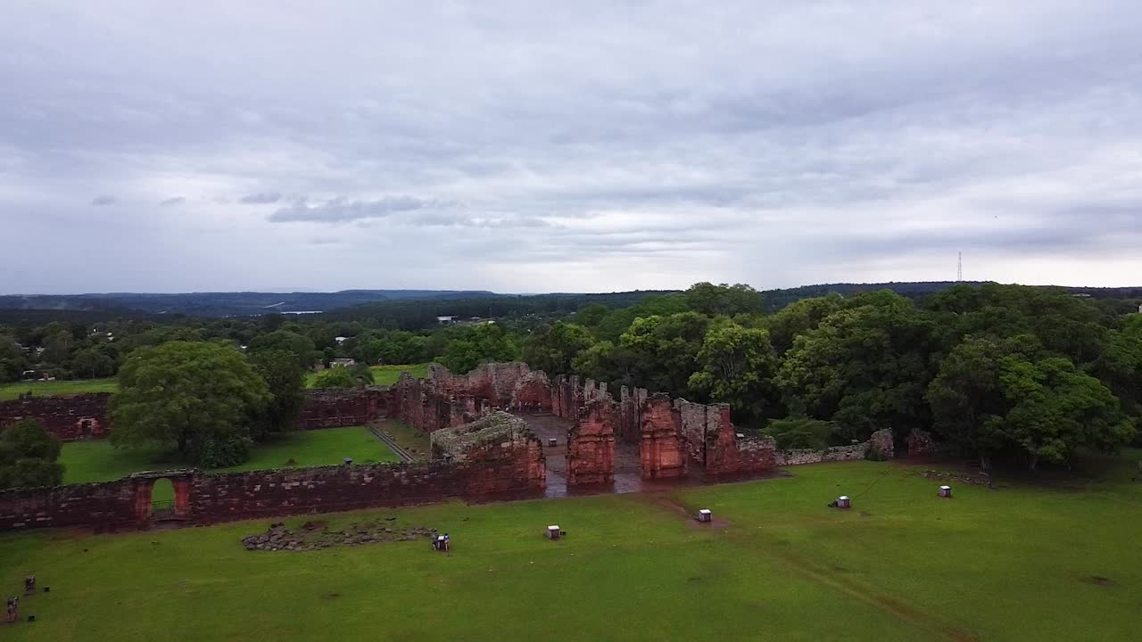 tomada de un avión no tripulado de las ruinas de san ignacio, argentina