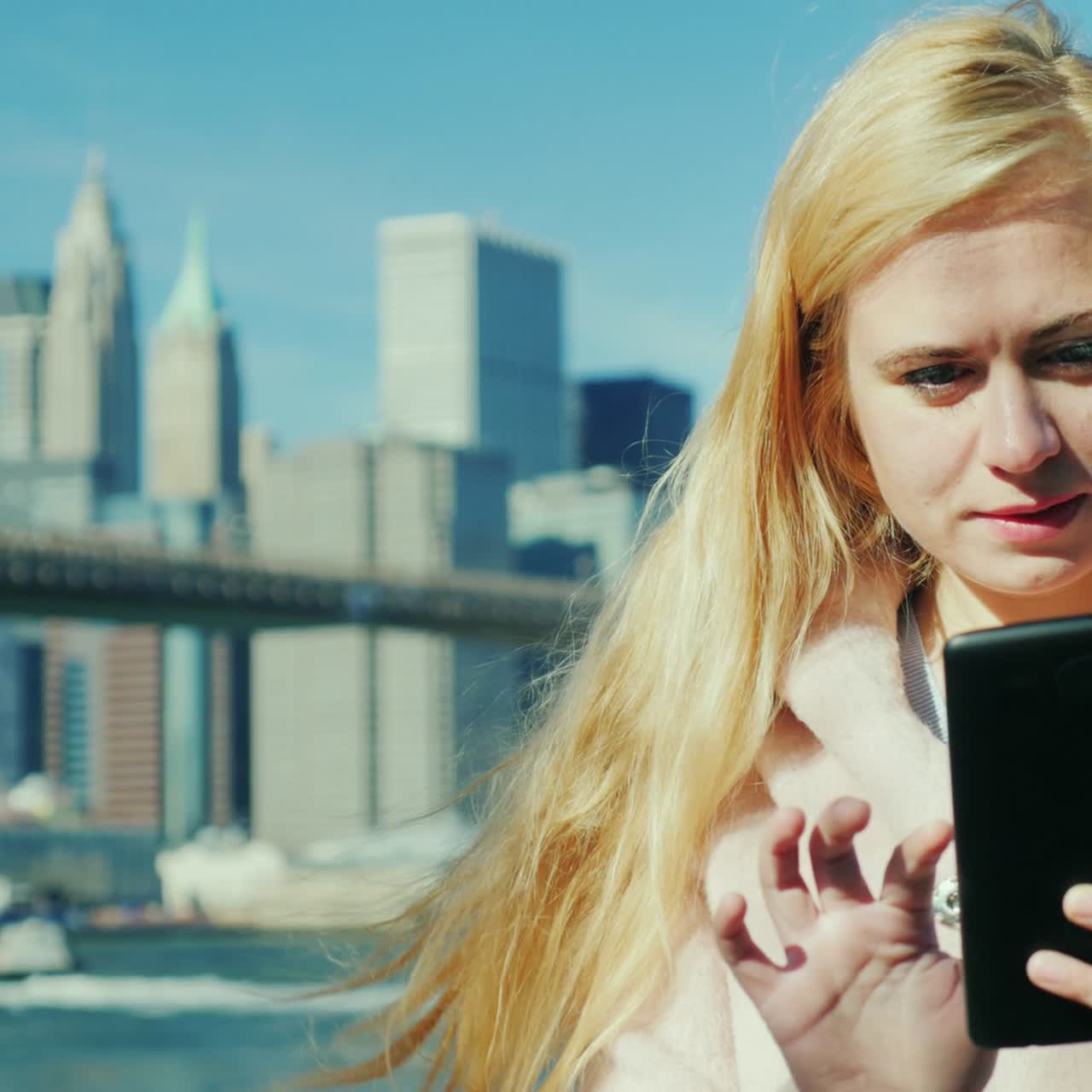 портрет молодой женщины с планшетом