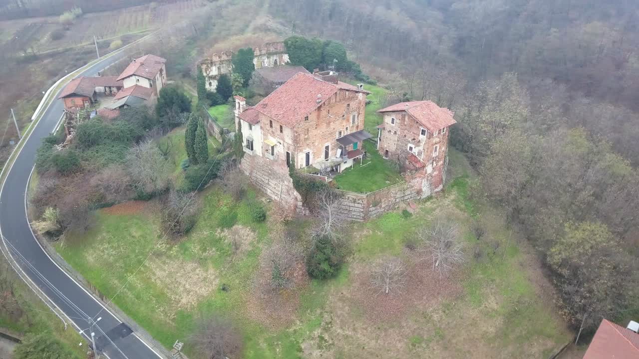 círculo aéreo sobre la villa al sur de catellengo en el campo de pedemont, italia.