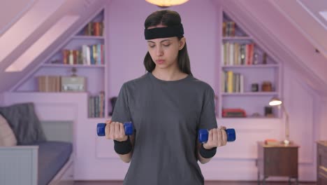 mujer india levantando pesas con pesas