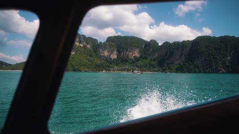 El-Agua-Con-Gas-Brota-De-La-Parte-Delantera-Del-Barco-Tradicional-Tailandés-Hacia-El-Hermoso-Mar-Azul-Con-Impresionantes-Vistas-De-Tailandia-Continental