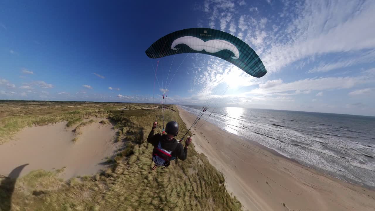 parapente, vuelo de alta velocidad extrema, cerca de la playa y los arbustos, cometa negra, gran ángulo insta360, cámara de acción, cielo azul, verano, langevelderslag, países bajos