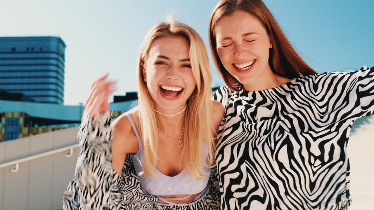 행복한 친구들이 웃고