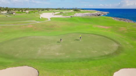 Turistas-Jugando-Golf-En-El-Campo-De-Golf-Los-Corales-En-Punta-Cana,-República-Dominicana---Toma-Aérea-De-Drones