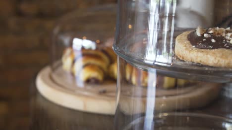 pan y galletas recién horneados en rejilla con cubierta de vidrio