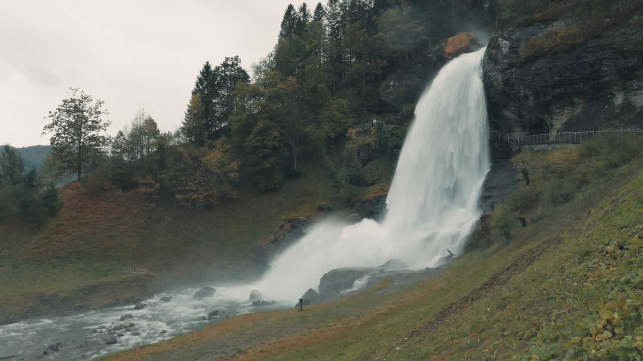 una famosa cascada de steindalsfossen