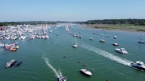 Teure-Boote,-Die-An-Einem-Sonnigen-Tag-Durch-Einen-Großen-Fischereihafen-Im-Süden-Englands-Fahren