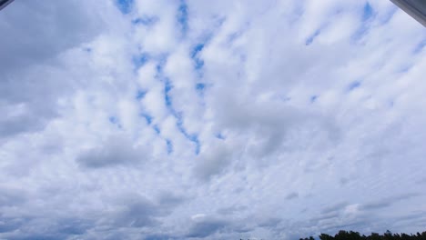el lapso de tiempo de las nubes de patrón acolchado rodando en el cielo