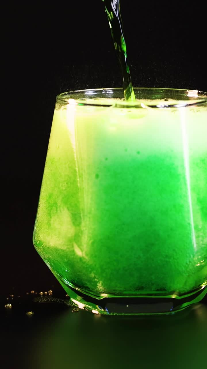 녹색 음료가 유리잔에 부어서 거품이 생기죠.