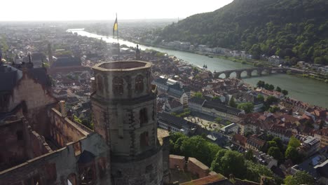 El-Dron-Desciende-Por-La-Impresionante-Ciudad-Y-El-Palacio-Del-Castillo-De-Heidelberg.