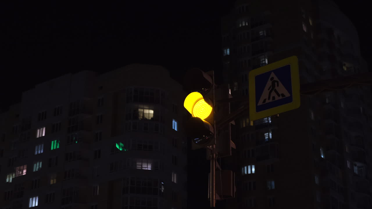 밤에 보행자 교차 신호