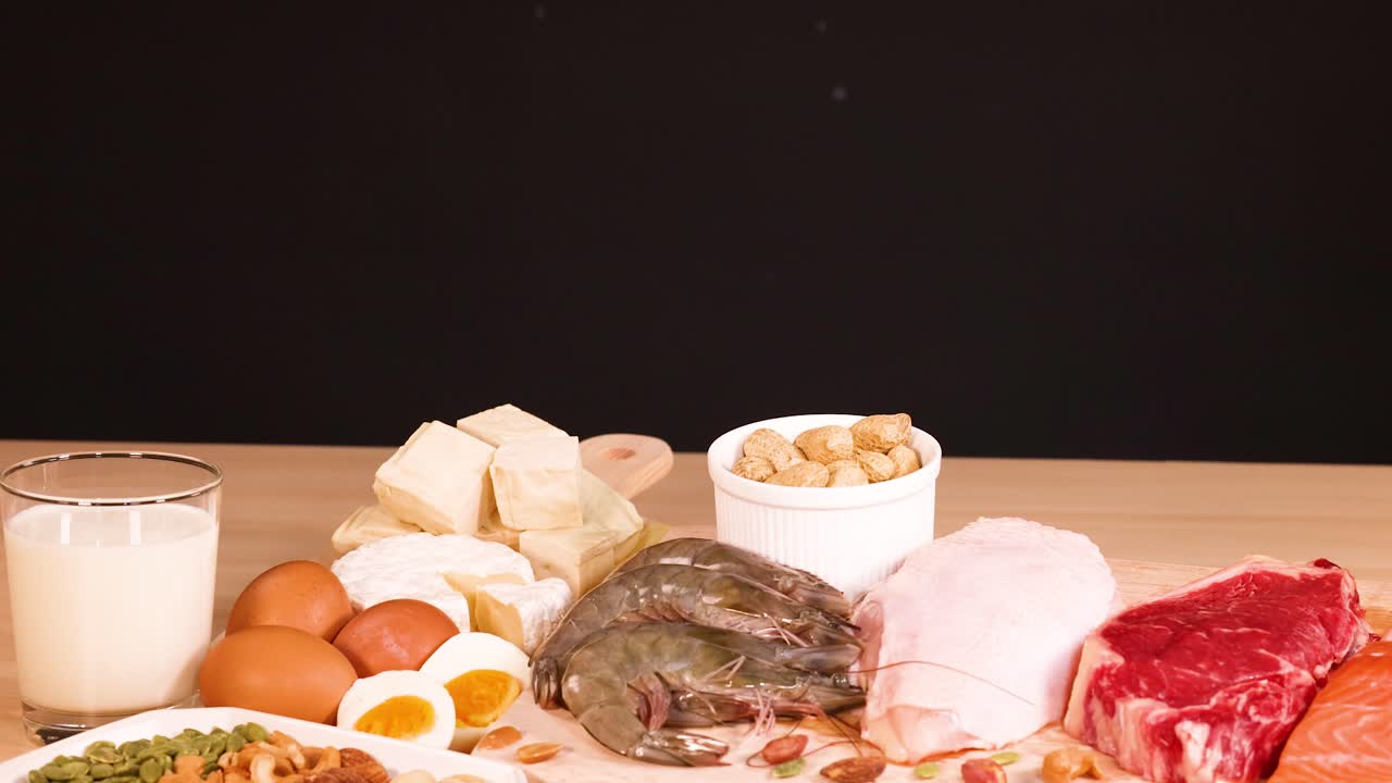 variedad de fuentes de proteínas en una mesa