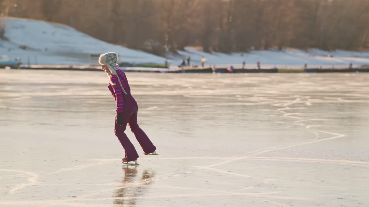 얼어붙은 호수 에서 아이스 스케이팅