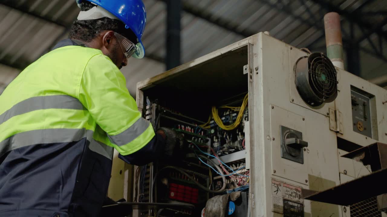 trabajadores técnicos afroamericanos que trabajan en la industria pesada, estándar innovador de la industria, aplicando tecnología para reemplazar la mano de obra humana