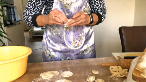 una mujer hace albóndigas de carne