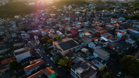 volando sobre arquitectura pobre en una zona de tugurios, tarde soleada en brasil - vista aérea