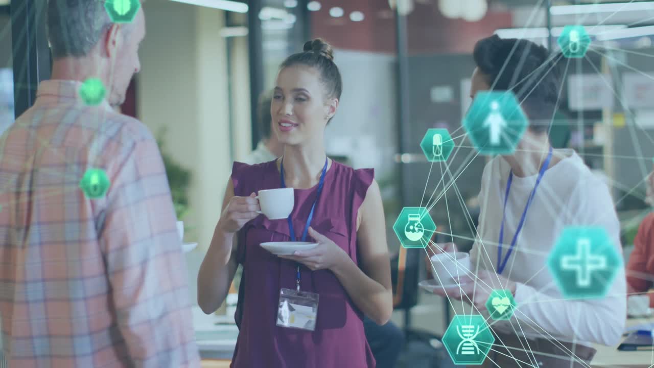 animación de globos de iconos digitales sobre un grupo de diversos colegas discutiendo juntos en la oficina.
