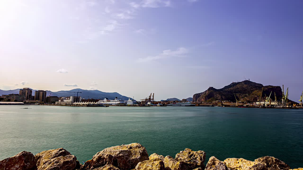 이탈리아 시칠리아에서 보트와 선박이 움직이는 바위 해안의 타임 스 영상