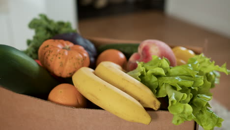 scatola di consegna con verdure