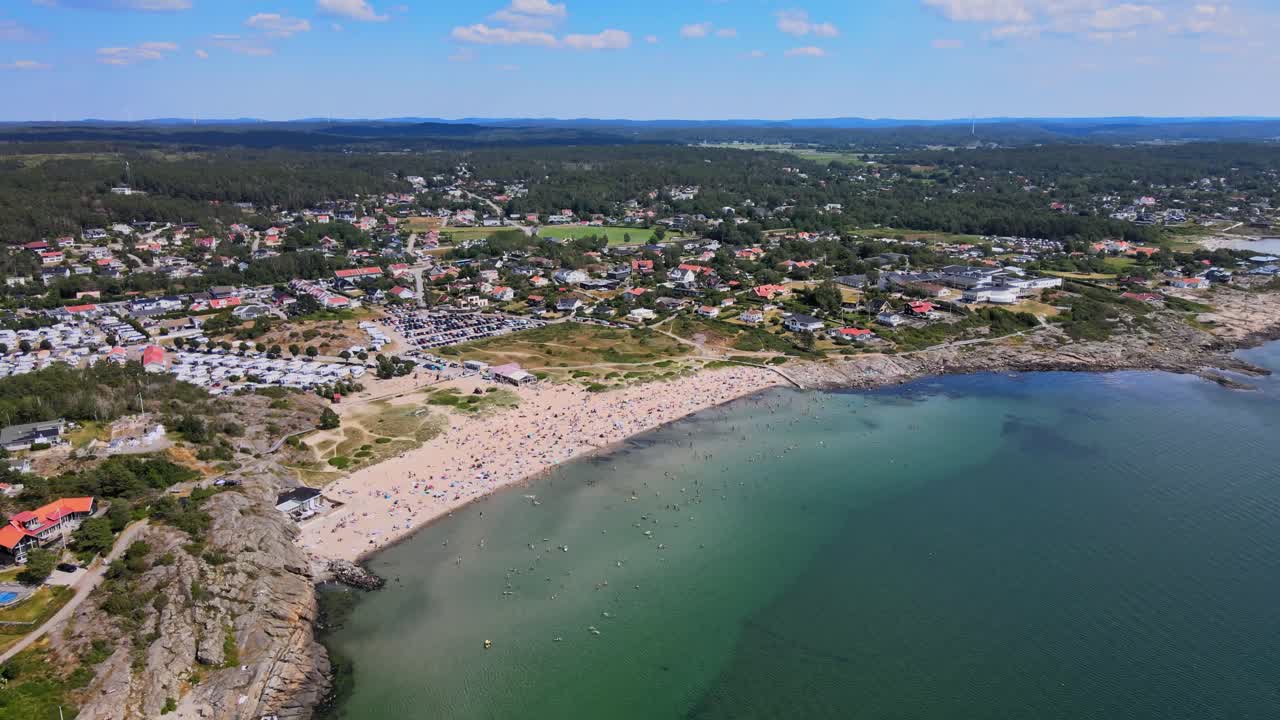 스웨덴 할란드(halland) 예테보리(gothenburg) 남쪽의 오사(åsa) 해변의 탁 트인 전망 - 공중 드론 샷