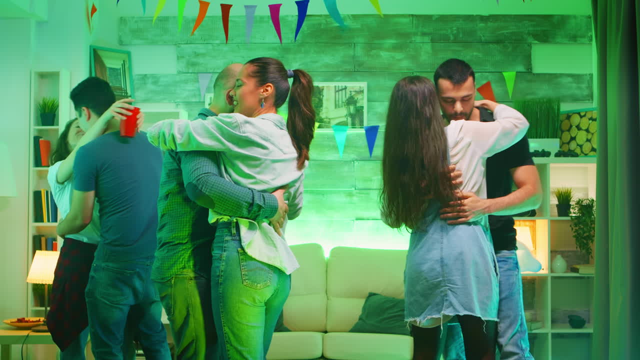 grupo de parejas bailando a música lenta