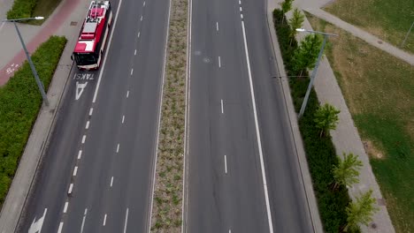 Filmisches-Straßen--Und-Stadtbild-Neben-Hochhäusern