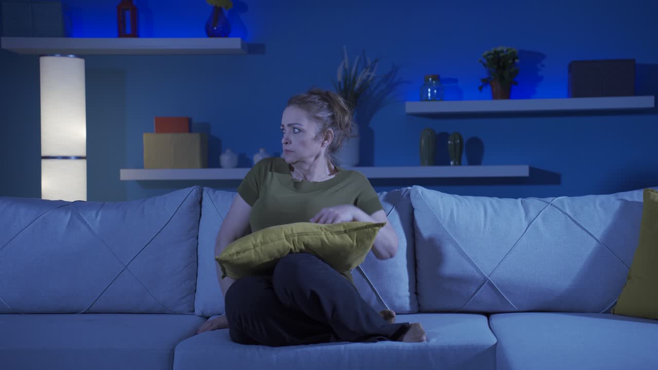 la mujer que mira a su alrededor con ojos cobardes.