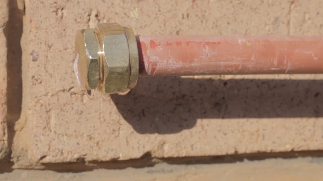 tiro estático un grifo que está goteando