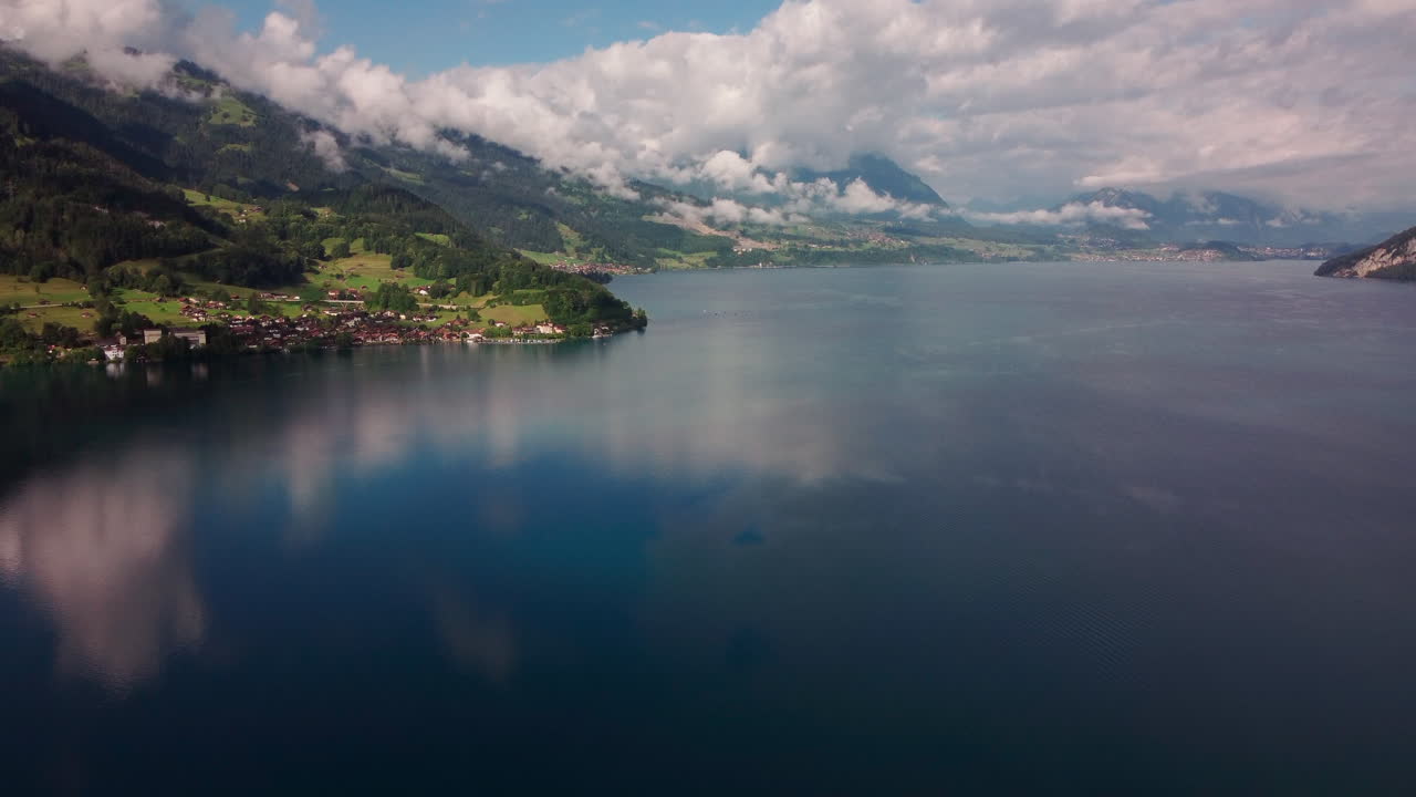 lago de montaña azul claro en suiza