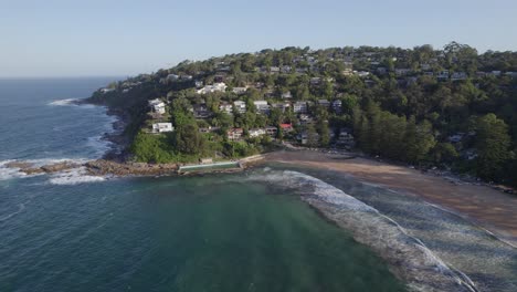 Palm-Beach-Y-Palm-Beach-Rockpool-Con-Rincón-Para-Niños-En-El-Suburbio-Australiano-En-La-Región-De-Las-Playas-Del-Norte-De-Sydney-En-Australia