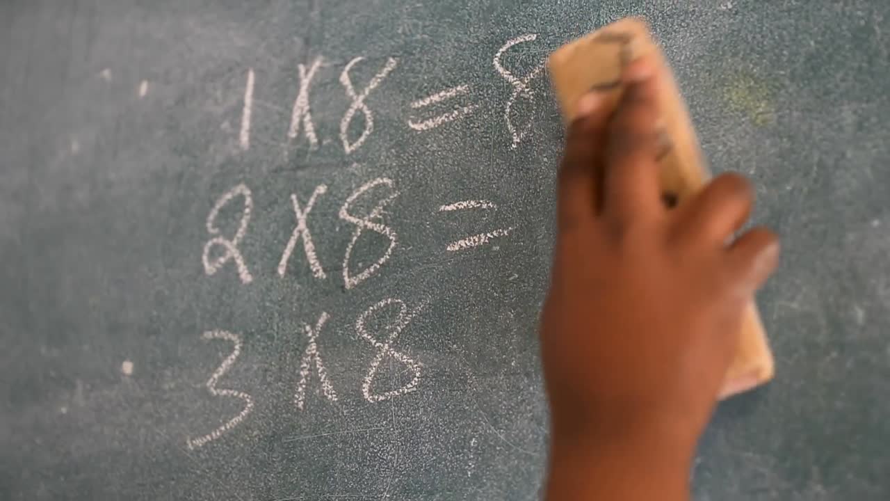 학교 4k의 교실에서 칠판을  ⁇ 는 학생