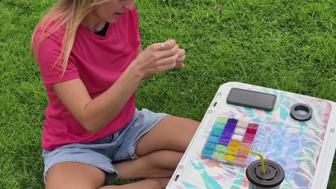 mujer con cuentas al aire libre