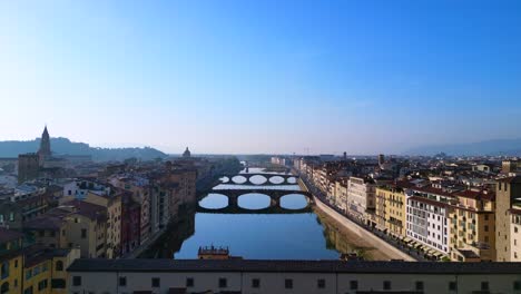 Toller-Flug-Von-Oben-Aus-Der-Luft,-Mittelalterliche-Brücke,-Stadt,-Fluss-Florenz,-Toskana,-Italien