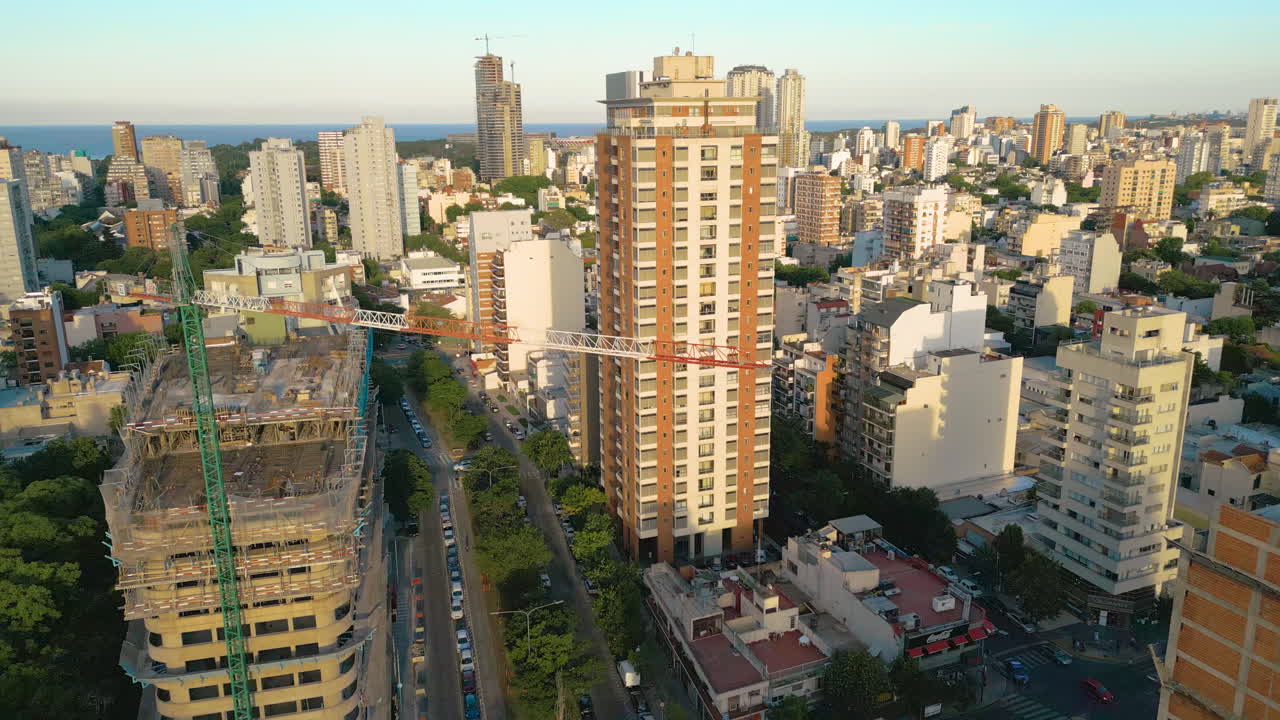 Vista Aérea de uma Cidade Costeira com Edifícios e Guindaste de Construção