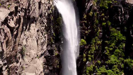 vista de cerca de una cascada golpeada con fuerza por el viento, generando así el movimiento invertido de su lecho