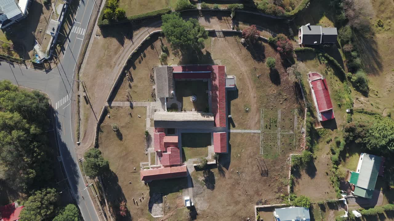 fotografía superior de casas y calles en la ciudad de tafí del valle en tucumán, argentina