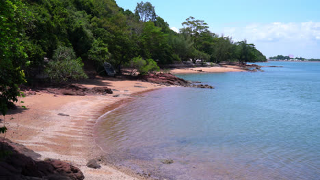 La-Costa-Rosa-Con-Playa-De-Mar-En-Chanthaburi,-Tailandia-1