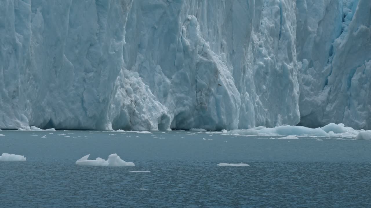 페리토 모레노 빙하 (perito moreno glacier) 는 세계에서 가장 유명한 빙하입니다.