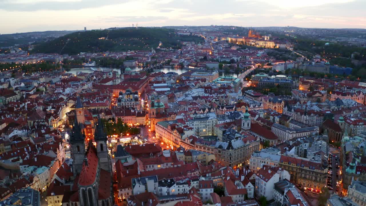 Luftfoto nattpanorama av Praha.