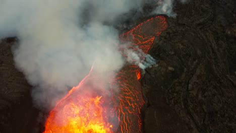 imágenes de arriba hacia abajo de la lava fundida en la erupción del volcán fagradallsfjall