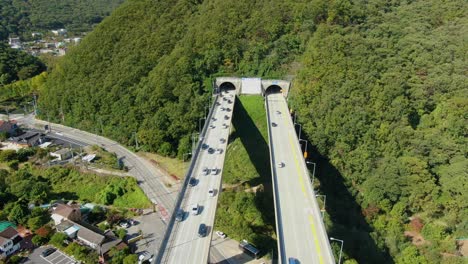 Eine-Hohe-Brücke-Durch-Einen-Tunnel