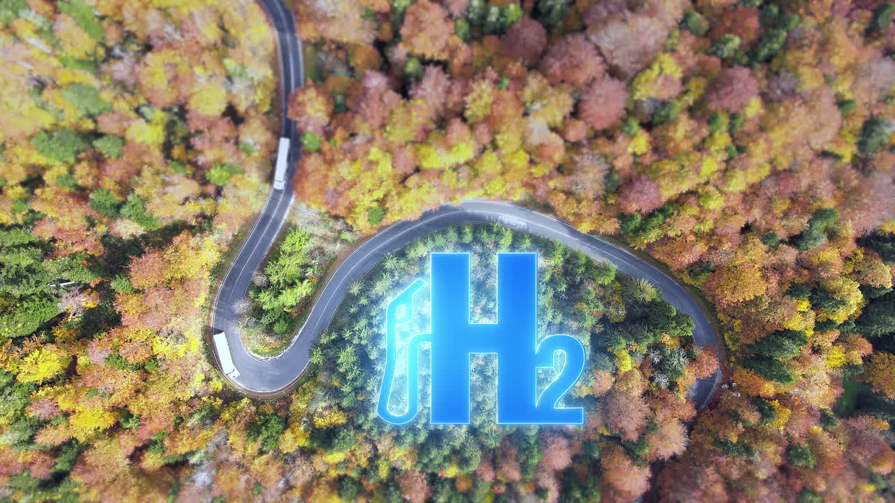 녹색 수소를 연료로 사용하는 트럭이 가을의 숲을 가로질러 운전합니다.