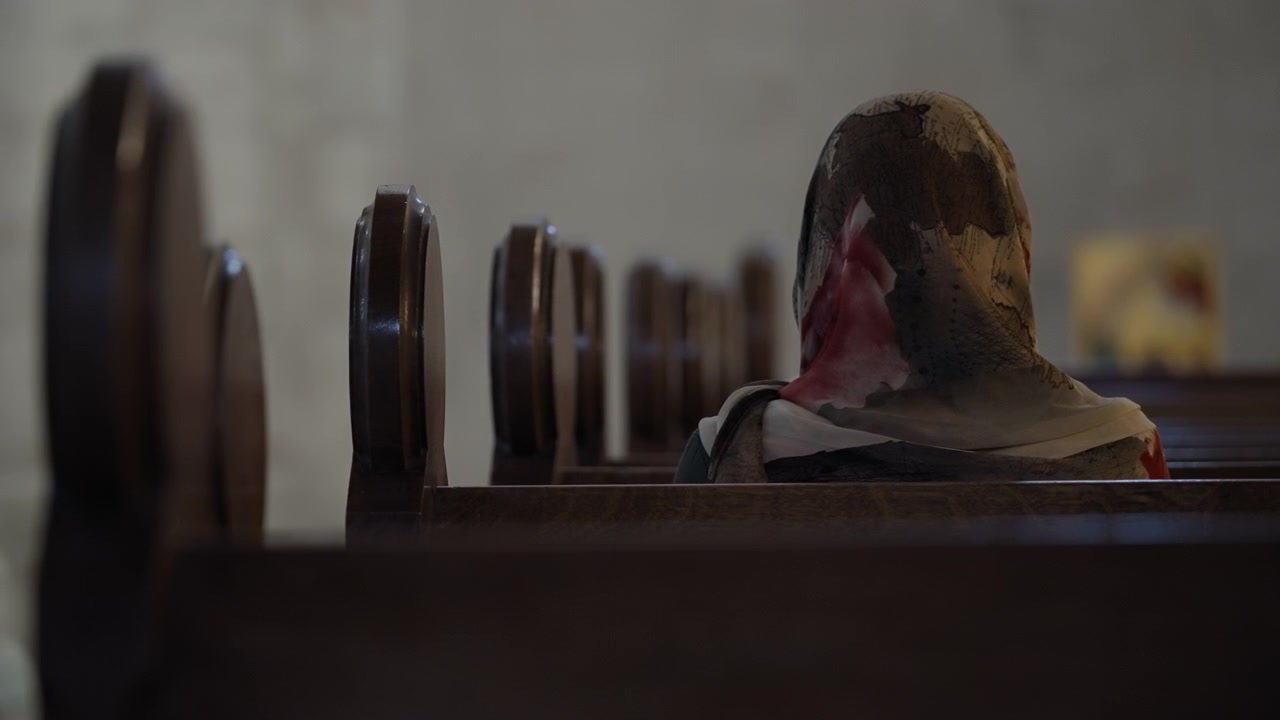 Donna religiosa in chiesa