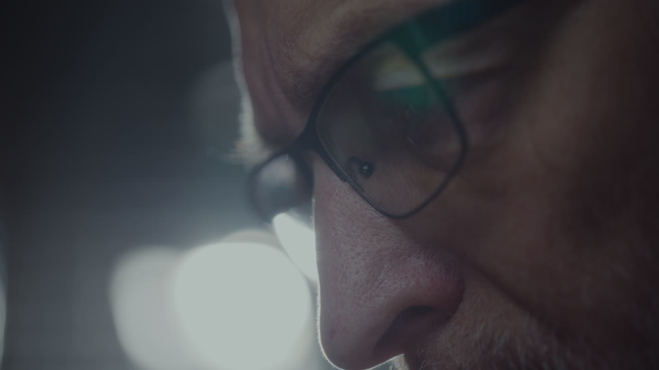 el espía escucha grabaciones discretas.