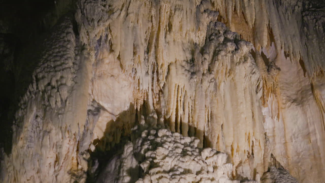 cuevas de frasassi, pared rocosa cubierta de estalactitas y formaciones rocosas únicas
